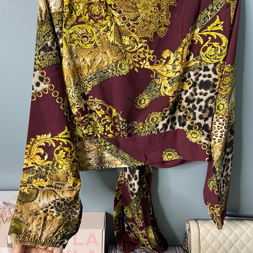 Nice pattern blouse - Picture 3 of 3